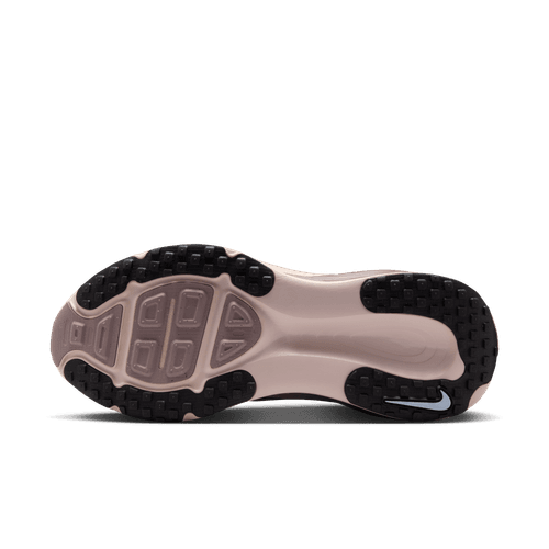 Billedet viser sålen på Nike Vomero 18 dame i Particle Rose/Off Noir-Silt Red-Tattoo, der er lyserød med sorte grebsmønstre og en hvid Nike-swoosh nær hælen, set nedefra mod en ensfarvet baggrund.