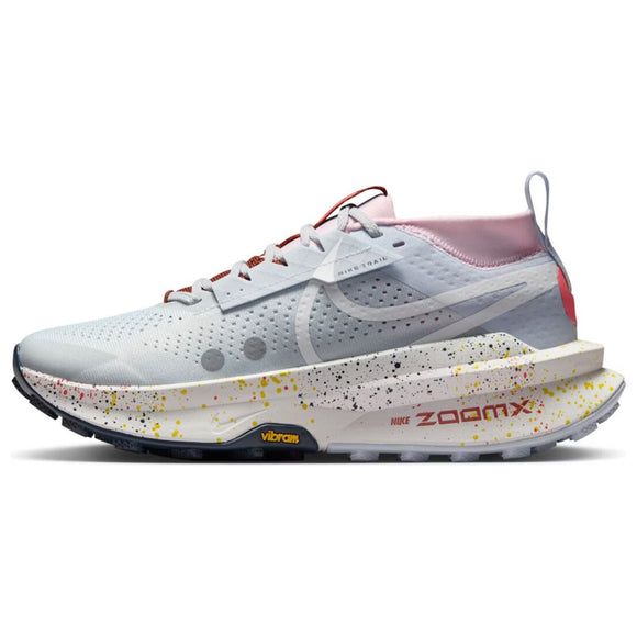Et sidebillede af Nike Zegama 2 Dame i Pure Platinum/White-Football Grey med en tyk, prikket ZoomX-mellemsål, lyseblå Swoosh, ZoomX-branding, røde detaljer, grå snørebånd og et gult Vibram Megagrip-logo på ydersålen.