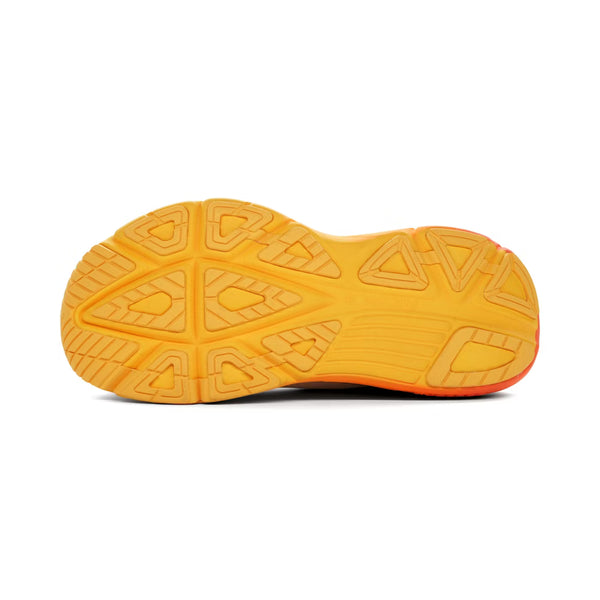 Billedet viser bunden af Saucony Guide 19, Herre (Ivory/Fire)-sålen med forskellige teksturerede mønstre og riller, der er udviklet til at give et fremragende greb.