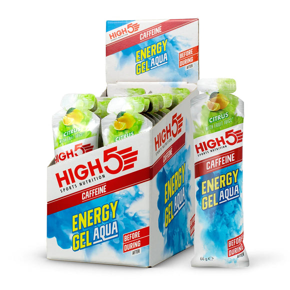 En kasse Marathon Sport Energy Gel Aqua Caffeine Citrus Kasse - 20 stk. med opretstående pakker i hvid indpakning med røde, gule og blå accenter - ideel til ekstra udholdenhed.