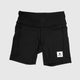 Saysky Combat+ Short Tights 7", Dame, Black er sorte sportsshorts fremstillet af genbrugspolyester med elastisk linning, sidelommer og en hvid Saysky-stjerne nederst på venstre ben. Lagt fladt på en almindelig baggrund.
