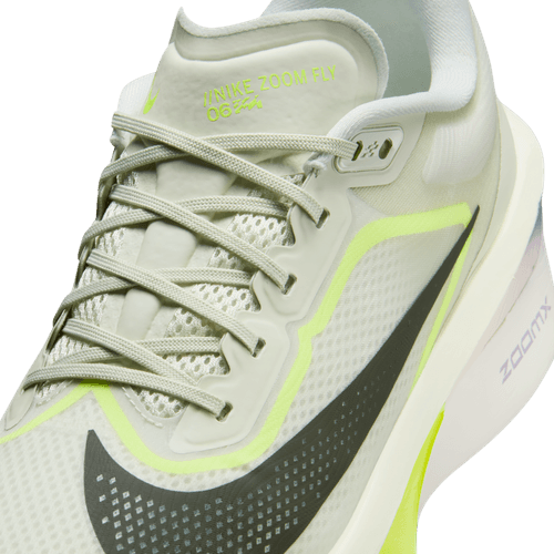 Nærbillede af Nike Zoom Fly 6, Herre i Sea Glass/Sequoia-Ultralime-Phantom med snørebånd, overdel i mesh, sort swoosh-logo, responsiv mellemsål, ZoomX-branding på den hvide sål og "Zoom Fly" synlig nær tungen.