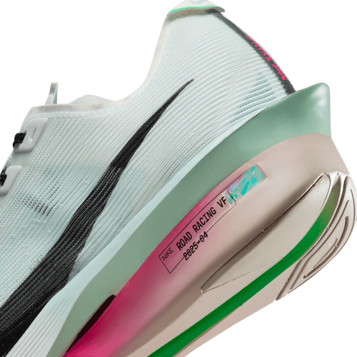 Nærbillede af Nike Zoomx Vaporfly Next% 4 Dame i White/Black-Hyper Pink-Mint Foam med ZoomX-skum, en sort Swoosh, pink og mintfarvede detaljer og "NIKE ROAD RACING VF 2023-84" trykt nær sålen.