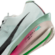 Nærbillede af Nike Zoomx Vaporfly Next% 4 Dame i White/Black-Hyper Pink-Mint Foam med ZoomX-skum, en sort Swoosh, pink og mintfarvede detaljer og "NIKE ROAD RACING VF 2023-84" trykt nær sålen.