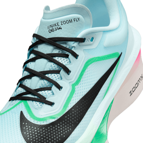 Nærbillede af en Nike Zoom Fly 6 herre i Glacier Ice/Black-Hyper Pink-Green Shock med sorte snørebånd, en stor sort swoosh, grønne og pink accenter, Cushlon-skum mellemsål og "NIKE ZOOM FLY 06" nær det øverste snørehul.