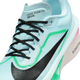 Nærbillede af en Nike Zoom Fly 6 herre i Glacier Ice/Black-Hyper Pink-Green Shock med sorte snørebånd, en stor sort swoosh, grønne og pink accenter, Cushlon-skum mellemsål og "NIKE ZOOM FLY 06" nær det øverste snørehul.