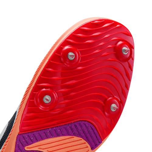 Nærbillede af Nike Rival Distance-sålen, en unisex løbesko i White/Obsidian-Bright Crimson, med fire metalpigge - ideel til tempo- og intervaltræning eller atletik.