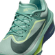 Nærbillede af Nike Zoom Fly 6, Herre i Cannon/Seaweed-Light Silver-Cobalt Bliss med overdel i mesh, mellemsål i cushlon-skum og synlig Zoom-branding på siden.