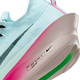Nærbillede af hælen og sålen på Nike Alphafly Next% 3 løbesko til herrer i Glacier Blue/Black-Mint Foam-Green Shock med ZoomX-skum, en pink accent, sort swoosh og "NIKE ROAD RACING AF 2023-05" på sålen.