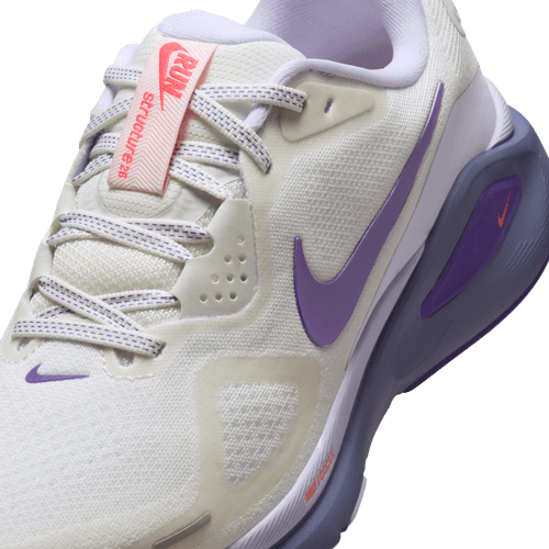 Et nærbillede af Nike Structure 26 Dame løbesko i Summit White/Wild Grape-Amethyst Tint fremhæver hvidt mesh, lilla detaljer, en lavendelfarvet Swoosh og levende mellemsålsaccenter for ekstra stabilitet.