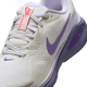 Et nærbillede af Nike Structure 26 Dame løbesko i Summit White/Wild Grape-Amethyst Tint fremhæver hvidt mesh, lilla detaljer, en lavendelfarvet Swoosh og levende mellemsålsaccenter for ekstra stabilitet.