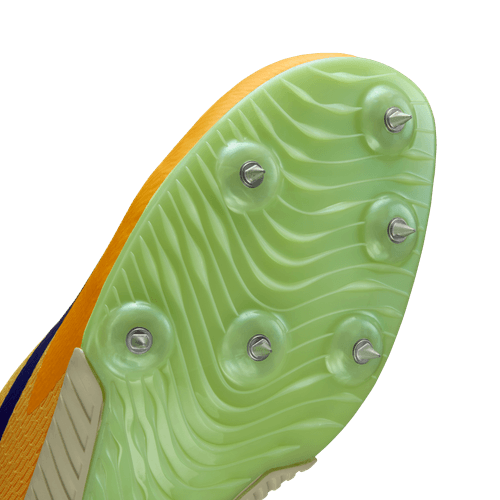 Nærbillede af sålen på Nike Zoom Rival Sprint herre sko i Citron Pulse/Indigo Burst-Hyper Violet med lysegrøn bund, metal sprintpigge for bedre greb, gule detaljer langs kanten og et lille blåt område.