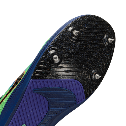 Nærbillede af Nike Rival Distance unisex løbeskosålen i Dark Obsidian/Black "GLAM", der viser fem metalpigge og en struktureret sort overflade med blå og grønne accenter.