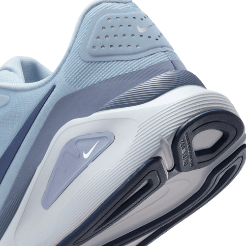 Nærbillede af bagsiden og sålen på Nike Structure 26 Herre i Lt Armory Blue/Diffused Blue-Ashen Slate, der viser stabilitet, struktureret hæl, Swoosh-logoer og slidbanemønster på den hvide og mørke ydersål i gummi.