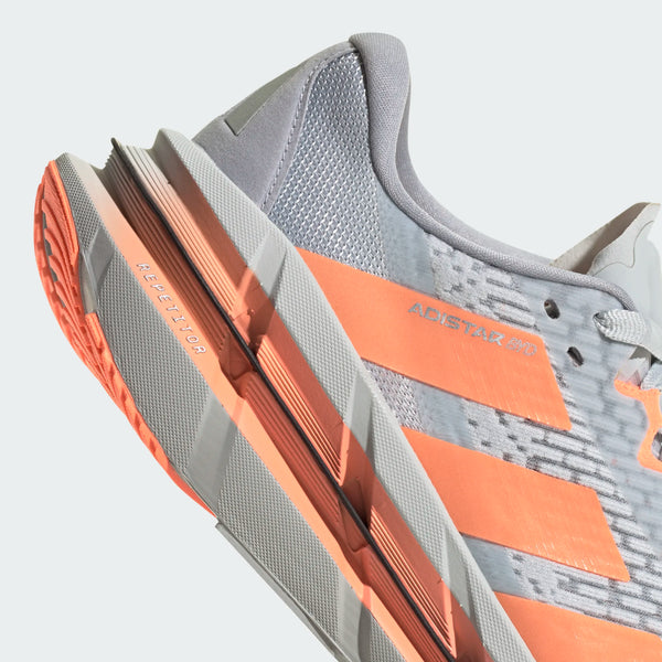 Nærbillede af Adidas Adistar Byd til kvinder i lysegrå, orange og sølvfarvede toner - overdel i tekstureret mesh, orange striber, fed sål med "REPETITOR". Ideel stabil løbesko til komfort i hvert skridt.