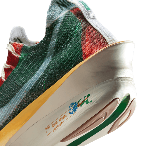 Nærbillede af hælen og sålen på Nike Alphafly Next% 3 Prm Herre løbesko i Multi-Color/Clear-Starfish-Aloe Verde med en flerfarvet mesh-overdel, gul ZoomX-skum-mellemsål og "Nike Road Racing" med en globusgrafik på den hvide, buede hæl.