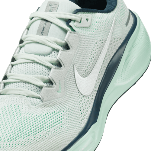 Nærbillede af Nike Pegasus 41 Dame løbesko i Ghost Aqua/Metallic Silver-Mint Foam med overdel i mesh, lysegrønne snørebånd, hvidt swoosh-logo, stødabsorberende React-skum-sål og mørkegrønne detaljer.