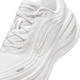 Et nærbillede af Nike Vomero Plus, Herre i White/Summit White-Photon Dust viser den ikoniske swoosh, den teksturerede overdel og "ZoomX"-branding på mellemsålen for optimal stødabsorbering.
