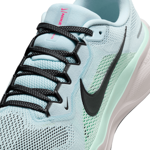 Et nærbillede af Nike Pegasus 41 herre løbesko i Glacier Ice/Black-Mint Foam-Hyper Pink med sorte snørebånd, sort swoosh, grønne mesh-detaljer, React-skum-dæmpning, pink logo på tungen og en lysegrå sål.