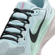 Et nærbillede af Nike Pegasus 41 herre løbesko i Glacier Ice/Black-Mint Foam-Hyper Pink med sorte snørebånd, sort swoosh, grønne mesh-detaljer, React-skum-dæmpning, pink logo på tungen og en lysegrå sål.