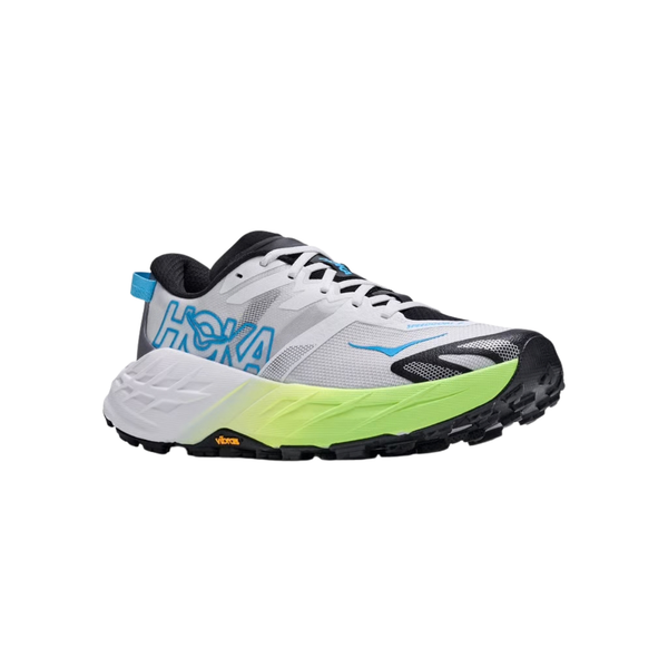 Et sidebillede af Hoka Speedgoat 7 Dame trailsko i farven Frost / Neon Yuzu: en hvid sko med blå detaljer, sorte snørebånd, en sort sål med et gulgrønt område ovenpå samt Vibram-logoet – perfekt til trail-løbsentusiaster, vist på en hvid baggrund.