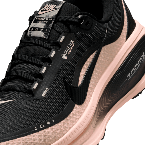 Nærbillede af Nike Vomero 18 Gore-Tex, Dame i Black/Black-Crimson Tint-Black, med Gore-Tex- og ZOOMX-branding, synlig snøring og mesh-struktur for en vandafvisende løbesko, der er perfekt til enhver løbetur.