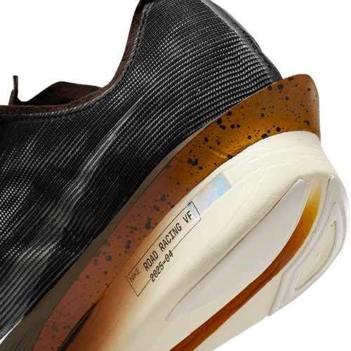 Nærbillede af hælen på en Nike Zoomx Vaporfly Next% 4 Herre i Velvet Brown/Soft Pearl-Black med sort overdel, brunspættet mellemsål og hvid ydersål med lysebrunt greb - ideel til maratonløb på eliteplan.