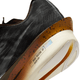 Nærbillede af hælen på en Nike Zoomx Vaporfly Next% 4 Herre i Velvet Brown/Soft Pearl-Black med sort overdel, brunspættet mellemsål og hvid ydersål med lysebrunt greb - ideel til maratonløb på eliteplan.
