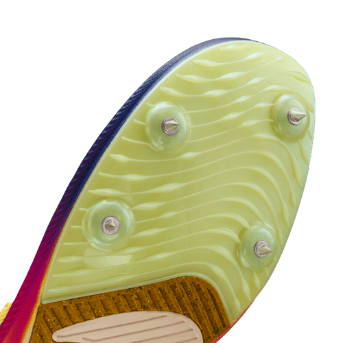 Nærbillede af Nike Zoom Rival Distance Herre i Citron Pulse/Indigo Burst-Hyper Violet viser en lysegul-grøn spids ydersål med fire metalspidser og struktureret mønster, perfekt til greb i løbesko til mellem- og langdistanceløb.