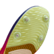 Nærbillede af Nike Zoom Rival Distance Herre i Citron Pulse/Indigo Burst-Hyper Violet viser en lysegul-grøn spids ydersål med fire metalspidser og struktureret mønster, perfekt til greb i løbesko til mellem- og langdistanceløb.