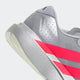 Nærbillede af Adidas Adizero Evo SL løbesko til herrer i Silvmt/Lucred/Ironmt, der viser lyserøde diagonale striber, perforerede detaljer, "ADIZERO EVO 1"-tekst, en tyk tekstureret sål og Lightstrike Pro-støddæmpning.