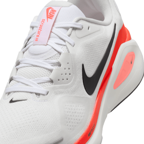 Nærbillede af Nike Structure 26 herre løbesko i White/Black-Bright Crimson-Photon Dust med sort swoosh, orange detaljer og hvide snørebånd - designet som en stabil løbesko til overpronation.