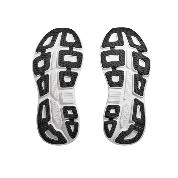 To identiske sneakersåler vises side om side med sorte gummisåler og hvide riller, der sikrer greb og fleksibilitet. Mærkenavnet Hoka og modellen Bondi 9, Herre, Sort/Hvid er synlige på begge sålers svang, hvilket understreger deres støddæmpede løbesko-design, der sikrer maksimal komfort.