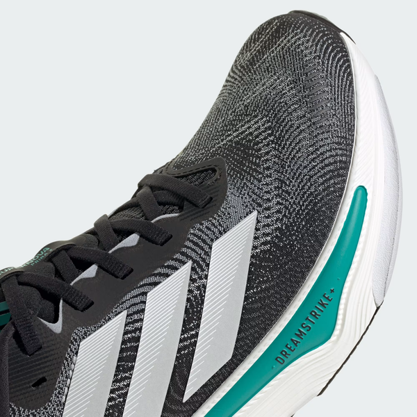 Nærbillede af Adidas Supernova Prima 2 løbesko til herre i Core Black/Cloud White/Pure Teal med hvide striber, sorte snørebånd, en struktureret overdel og en hvid DREAMSTRIKE+-sål med blågrønne detaljer.