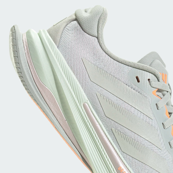 Nærbillede af Adidas Supernova Prima 2 Dame (Wonsil/Cryjad/Beaora) med lysegrå struktureret overdel, lysegrøn Dreamstrike+ mellemsål, ferskenfarvede detaljer, tre diagonale striber og snørelukning.