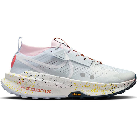 Sidebillede af Nike Zegama 2 (Herre) trail-løbesko i Pure Platinum/White-Football Grey med en slank overdel med markante detaljer og en præstationsfokuseret sål - ideel til teknisk terræn.