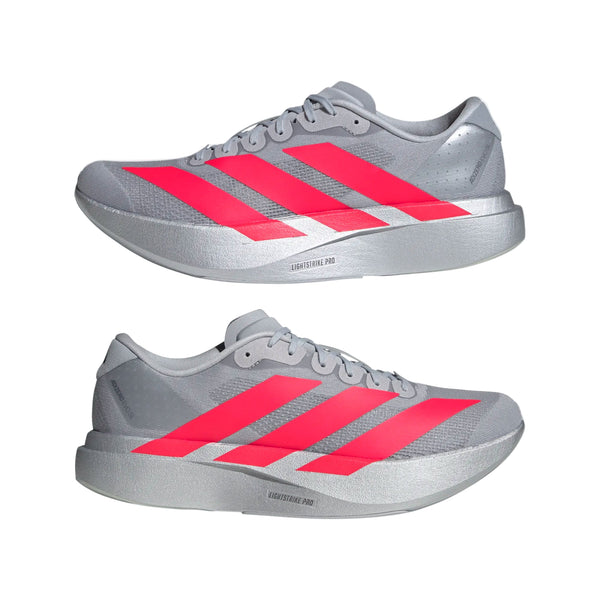 Et par Adidas Adizero Evo SL løbesko til mænd i Silvmt/Lucred/Ironmt vises til venstre og højre på en lysegrå baggrund. Med en lav profil og et letvægtsdesign leverer de både stil og præstation.