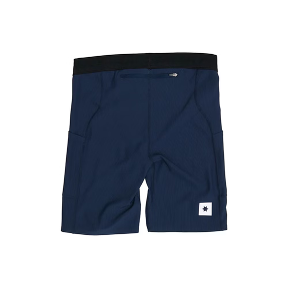Saysky Combat+ Rib Short Tights 8" i blå har sort linning, lille lynlåslomme bagpå og et hvidt rektangulært mærke med en sort stjerne nederst på venstre ben. Disse Herre-shorts vises fladt på en hvid baggrund.