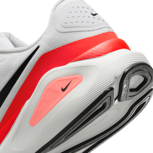 Nærbillede af hælen på Nike Structure 26 herre løbesko i White/Black-Bright Crimson-Photon Dust, med sort swoosh og ydersål i tekstureret gummi - ideel stabil løbesko til overpronation.
