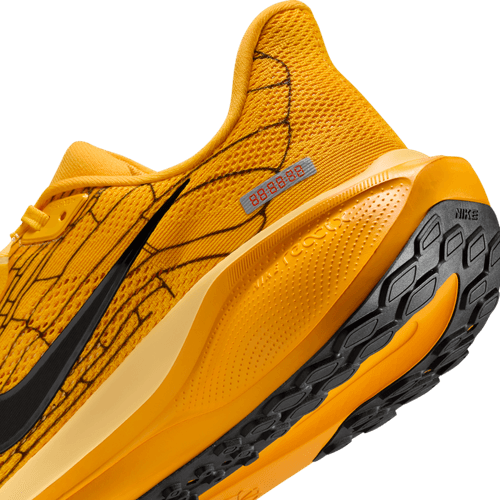 Et nærbillede af hælen og mellemsålen på Nike Pegasus 41, Herre i University Gold/Black-Soft Yellow fremhæver de slanke designlinjer, den strukturerede overdel, den synlige ReactX-mellemsål og det ikoniske Nike-logo på siden og ydersålen.
