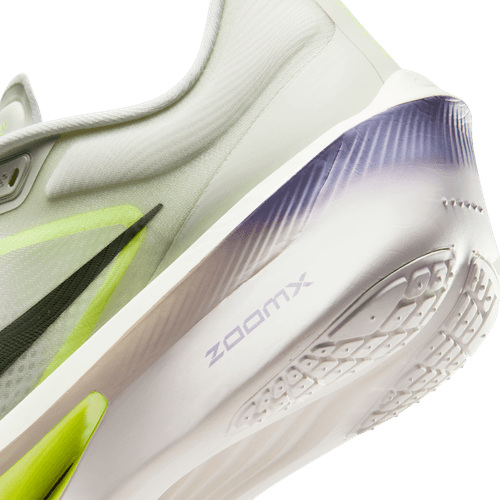 Nærbillede af hælen på Nike Zoom Fly 6 Herre i Sea Glass/Sequoia-Ultralime-Phantom, der viser en sort Swoosh, neongule accenter, ZOOMX på siden, responsiv mellemsål og ydersål med tekstureret greb.