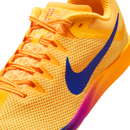Et nærbillede af Nike Zoom Rival Distance, Herre i Citron Pulse/Indigo Burst-Hyper Violet viser det lysegule mesh, den orange sål og snørebånd, den mørkeblå swoosh og mellemsålen med gradient. Denne løbesko egner sig til mellem- og langdistanceløb.