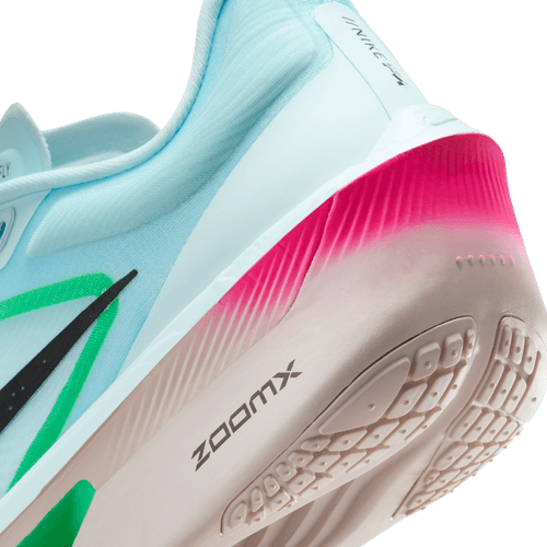 Nærbillede af hælen og sålen på Nike Zoom Fly 6, Herre i Glacier Ice/Black-Hyper Pink-Green Shock, med hvid mellemsål, grønne og sorte detaljer, lyserød hæl med gradient, ZOOMX-branding og Cushlon-skum for komfort.