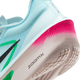 Nærbillede af hælen og sålen på Nike Zoom Fly 6, Herre i Glacier Ice/Black-Hyper Pink-Green Shock, med hvid mellemsål, grønne og sorte detaljer, lyserød hæl med gradient, ZOOMX-branding og Cushlon-skum for komfort.
