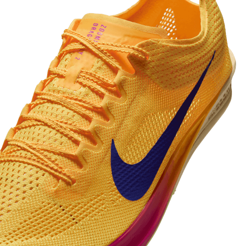 Et nærbillede af den gule Nike Dragonfly 2 herre løbesko i Citron Pulse/Indigo Burst-Vivid Purple med en blå swoosh, orange snørebånd, en pink-orange gradueret mellemsål og "ZOOM DRAG"-tekst på tungen.