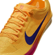 Et nærbillede af den gule Nike Dragonfly 2 herre løbesko i Citron Pulse/Indigo Burst-Vivid Purple med en blå swoosh, orange snørebånd, en pink-orange gradueret mellemsål og "ZOOM DRAG"-tekst på tungen.