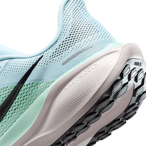 Nærbillede af hælen og sålen på Nike Pegasus 41 Herre i Glacier Ice/Black-Mint Foam-Hyper Pink med meshstof, et sort Nike-logo og en struktureret sort og hvid gummiydersål med responsiv React-skum.