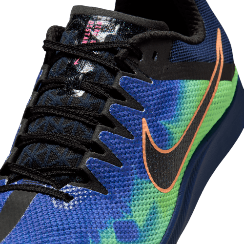 Nærbillede af en Nike Rival Distance løbesko, unisex, i Dark Obsidian/Black "GLAM" med mesh-stof, sorte snørebånd og et orangefarvet Swoosh-logo. Har sort pløs og krave med tekstmærke - ideel til alle løbere.