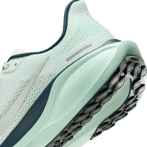 Nærbillede af hælen og sålen på Nike Pegasus 41 Dame i Ghost Aqua/Metallic Silver-Mint Foam, der viser den teksturerede React-skumsål, overdelen i mesh og det synlige Nike-branding på siden og bagsiden.