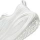 Nærbillede af Nike Vomero Plus til mænd i White/Summit White-Photon Dust, der fremhæver den strukturerede slidbane med "XMOOD" støbt ind i sålen og en åndbar, stødabsorberende overdel i mesh.